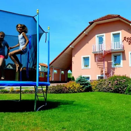 Jeden Apartmánový Dom A Dva Veľké - Liptov Bešeňová *