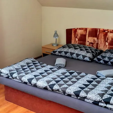 Jeden Apartmánový Dom A Dva Veľké - Liptov Bešeňová *
